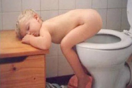 Đi toilet mất thời gian thật đấy, ai cho mình xin cái bỉm...