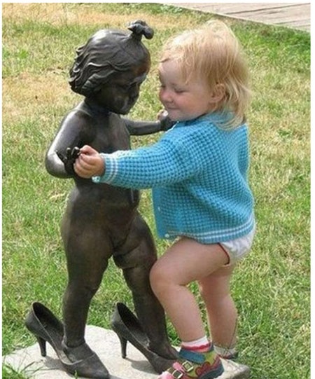 Đi chỗ khác đi, có gì mà xem, tớ đang tập cho đám cưới của mình sau này.