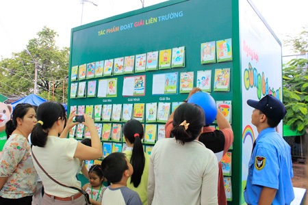 Dấu ấn từ hành trình “Manulife cùng bé ước mơ” - 3 Góc trưng bày tranh vẽ thu hút nhiều phụ huynh đến xem