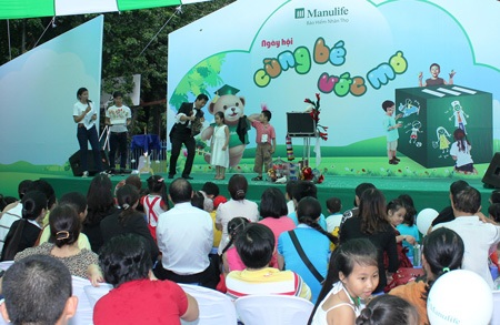 Dấu ấn từ hành trình “Manulife cùng bé ước mơ” - 1 Các bé và phụ huynh say sưa thưởng thức ca nhạc và ảo thuật trên sân khấu chính