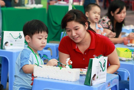 Dấu ấn từ hành trình “Manulife cùng bé ước mơ” - 2 Bé chăm chú tô tượng cùng mẹ tại góc “Trổ tài khéo tay”