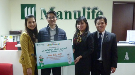 Dấu ấn từ hành trình “Manulife cùng bé ước mơ” - 4 Đại diện công ty Manulife Việt Nam trao giải thưởng đặc biệt