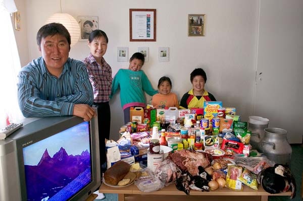 Các gia đình trên thế giới ăn gì? - 19 Greenland: 277 đô la/ tuần