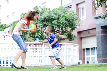 Sẽ dễ bắt gặp hình ảnh những bà mẹ trẻ vui chơi cùng con