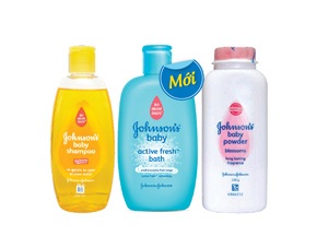 Dù bận mấy, chị Kim Chi cũng muốn tự tay tắm và nâng niu làn
da mỏng manh của con