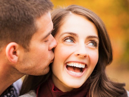 Cách nói yêu của đàn ông kiệm lời - 1 Anh ấy sẽ hôn - thật
lâu và đậm sâu