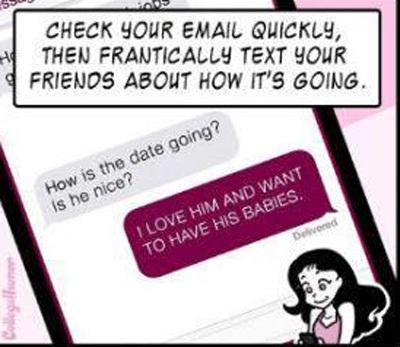 Khi chàng vào nhà tắm, nàng sẽ check tin nhắn thật nhanh và nhắn tin với bạn gái: