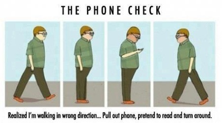 Khi đàn ông nhận ra mình đi sai đường... Rút điện thoại, giả vờ vừa đi vừa đọc và quay lại.