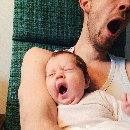 Chuyện gì xảy ra khi bố trông con - 1 Tới khi nào mẹ mới về đây nhỉ?