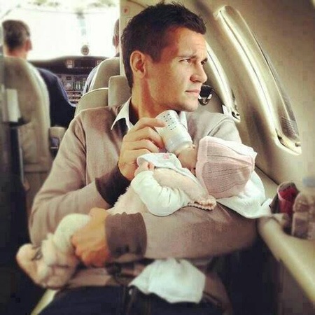 Chuyện gì xảy ra khi bố trông con - 6 Nếu ánh mắt bố không lơ đãng ngắm mây thì đã được bầu làm ông bố đảm đang nhất quả đất rồi.