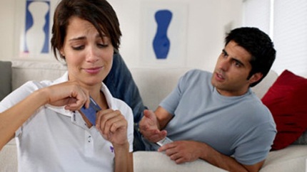 Vợ hỏi tiền, chồng trả lời bằng nắm đấm