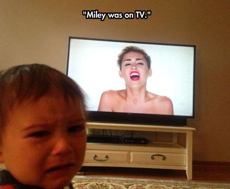 Ngàn lẻ một lý do để trẻ con ăn vạ - 12 Miley đang hát trên TV.
