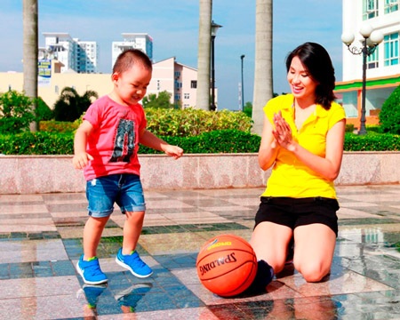 Trò chơi bóng rổ yêu thích của hai mẹ con chị Hoài Anh và Kem.