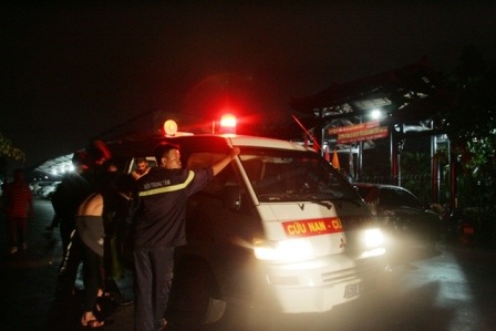 Lật nhà hàng nổi 2 tầng, hàng chục người mất tích - 4