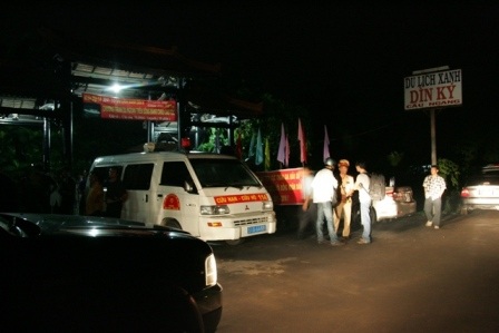 Lật nhà hàng nổi 2 tầng, hàng chục người mất tích - 2