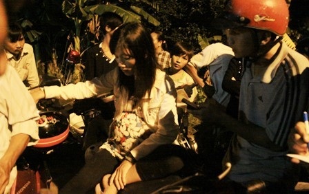 Lật nhà hàng nổi 2 tầng, hàng chục người mất tích - 5