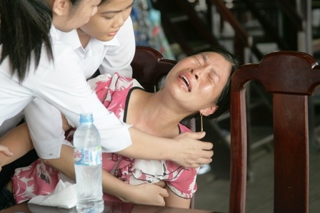 Tìm thấy bé Khánh - nạn nhân thứ 16 dưới hầm tàu Dìn Ký - 1