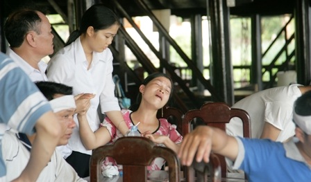 Tìm thấy bé Khánh - nạn nhân thứ 16 dưới hầm tàu Dìn Ký - 2