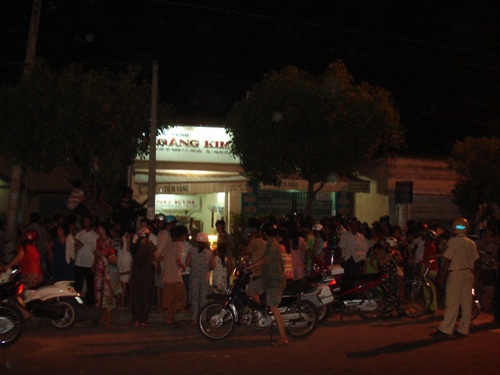 Dùng súng cướp tiệm vàng trước trụ sở UBND huyện - 1 Dùng súng cướp tiệm vàng trước trụ sở UBND huyện - 1