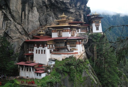 Cuộc sống giản dị đời thường tại quốc gia hạnh phúc nhất thế giới - 1 Bhutan là quốc gia nằm trên dãy Himalaya