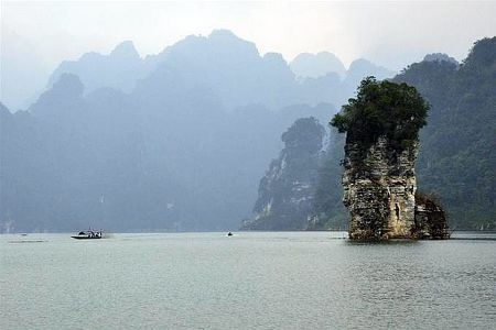 Khám phá “Hạ Long” giữa đất trời xứ Tuyên - 1 Na Hang từ lâu được coi là miền đất cổ tích với những phong cảnh đẹp nên thơ.