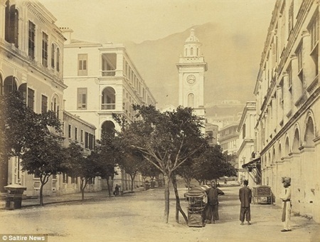 Hình ảnh quý hiếm của Hong Kong thế kỷ 19 - 1 Hong Kong những năm còn là lãnh thổ của Anh. Tấm hình chụp tại trung tâm thành phố thời bấy giờ.