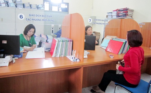 Công dân thực hiện thủ tục hành chính
tại Trung tâm hành chính công TP Hạ Long. (Ảnh minh hoạ).