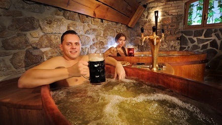 Trải nghiệm tắm bia ở Séc - 1 Liệu pháp tắm bia ở spa đang là mốt du lịch khi tới Séc