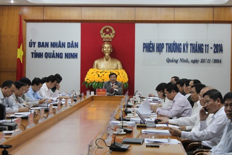 Chủ tịch UBND tỉnh Nguyễn Văn Đọc chủ trì phiên họp.