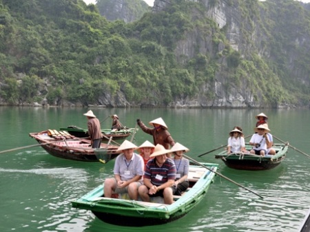 Vung Viêng được giữ lại làm du lịch - 1 Khách du lịch sử dụng dịch vụ chèo thuyền trên làng chài Vung Viêng.