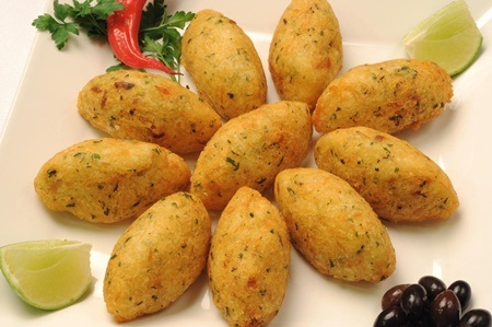 Bún chả - một trong những món ngon đường phố hấp dẫn nhất thế giới - 10 Món bánh cá tuyết Bacalhau của Bồ Đào Nha được dùng kèm bánh mỳ và phô mai