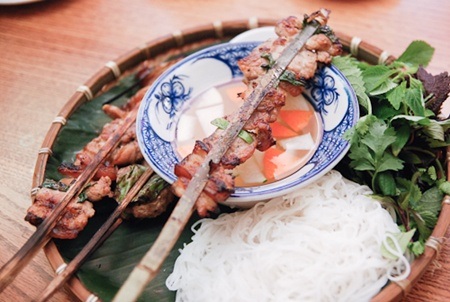 Bún chả - một trong những món ngon đường phố hấp dẫn nhất thế giới - 2 Bún chả kẹp que tre