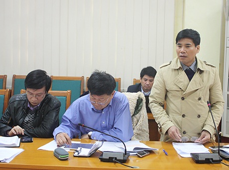UBND tỉnh đánh giá việc giải ngân nguồn vốn xây dựng NTM - 2 Lãnh đạo Ban Xây dựng nông thôn mới báo
cáo tại cuộc họp