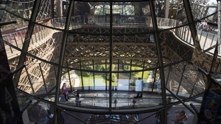 Khám phá tháp Eiffel kiểu mới không dành cho người yếu tim - 2 Lối đi trong suốt bằng thủy tinh được dựng ở tầng 1, cách mặt đất chừng 54m