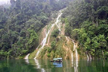 Khám phá “Hạ Long” giữa đất trời xứ Tuyên - 2 Na Hang từ lâu được coi là miền đất cổ tích với những phong cảnh đẹp nên thơ.