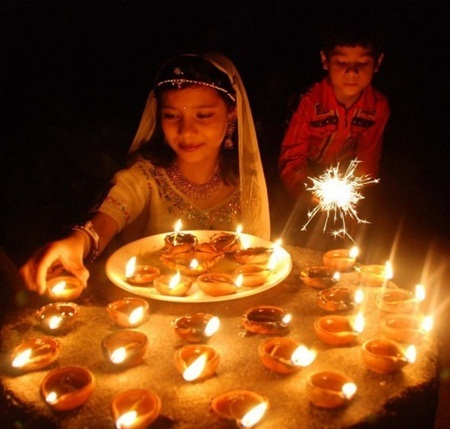  Lễ hội Diwali luôn tràn ngập ánh sáng của nến và pháo hoa