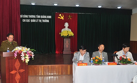 Tăng cường kiểm tra, kiểm soát tình trạng buôn lậu, hàng giả dịp cuối năm - 2 Lãnh đạo Chi cục QLTT báo cáo hoạt động của đơn vị 10 tháng năm 2014.