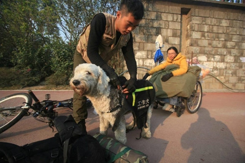 Xúc động chàng trai đưa bạn gái tàn tật đi du lịch bằng xe lăn - 2 Phương tiện di chuyển của cặp đôi gồm xe đạp, xe lăn và một chú chó dẫn đường