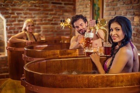 Trải nghiệm tắm bia ở Séc - 2 Ngâm mình trong men bia và thảo dược giúp khách hàng lấy lại vẻ săn mịn của làn da