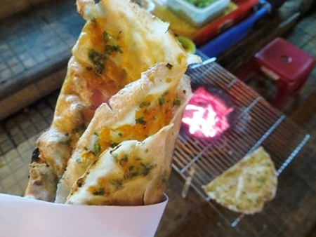 Khám phá chợ Âm Phủ ở Đà Lạt - 3 Món bánh tráng nướng ở đây có phần hơi ít nhân, nhưng bù lại rất ngậy và giòn