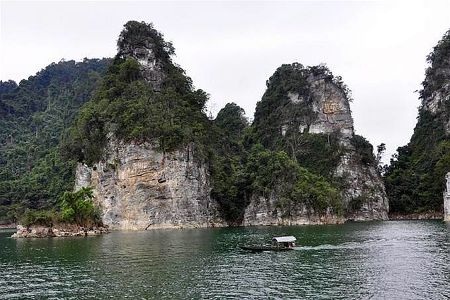 Khám phá “Hạ Long” giữa đất trời xứ Tuyên - 3 Na Hang từ lâu được coi là miền đất cổ tích với những phong cảnh đẹp nên thơ.