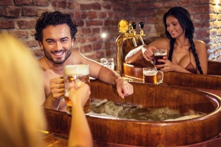 Trải nghiệm tắm bia ở Séc - 3 Vừa thư giãn, du khách vừa được uống bia thoải mái tại các vòi ngay sát bồn sục