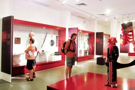 3 bảo tàng Việt Nam lọt top các bảo tàng thu hút nhất Châu Á - 5 Du khách thích thú chiêm ngưỡng các hiện vật trưng bày