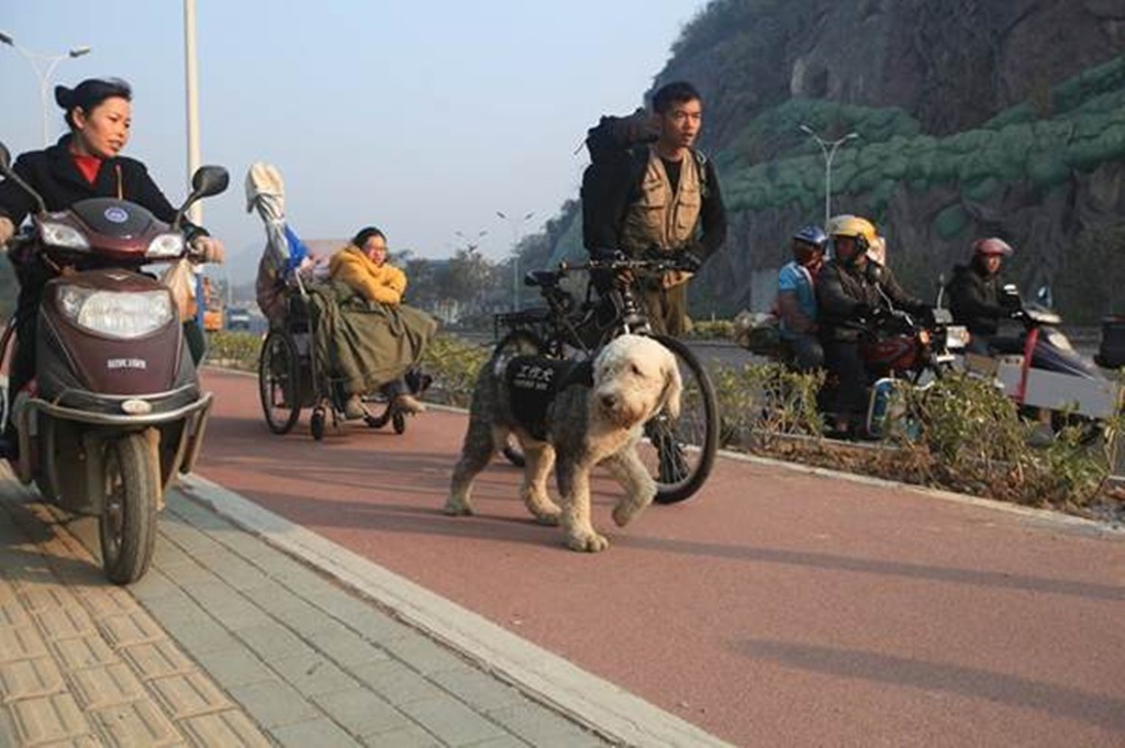 Xúc động chàng trai đưa bạn gái tàn tật đi du lịch bằng xe lăn - 5 Chuyến đi của cặp đôi khiến nhiều người xúc động