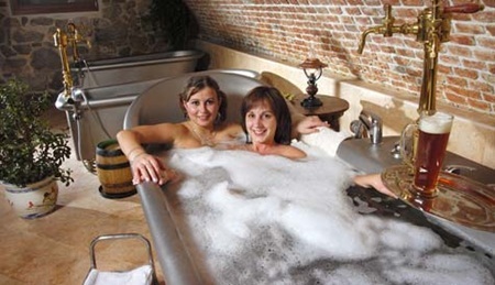 Trải nghiệm tắm bia ở Séc - 5 Spa kiểu mới đang được nhiều khách hàng hài lòng