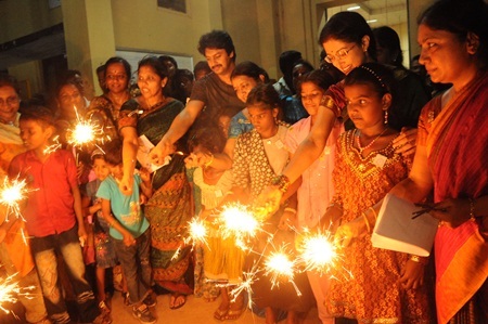 Người dân ra đường đốt pháo và chúc mừng nhau