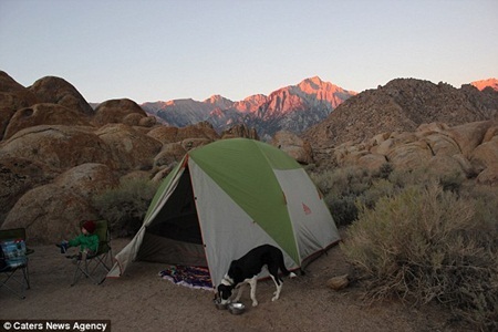 Bé trai 2 tuổi đi bộ du lịch qua 40 bang - 7 Lều ngoài trời của gia đình khi tới Alabama Hills, Lone Pine, California