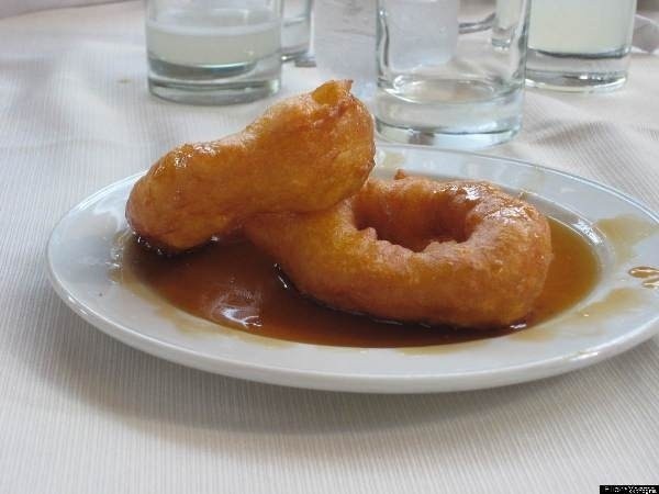 Bún chả - một trong những món ngon đường phố hấp dẫn nhất thế giới - 8 Bánh donut mật ong của Peru làm từ khoai lang và rưới thêm sốt mật ong