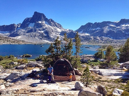 Bé trai 2 tuổi đi bộ du lịch qua 40 bang - 8 Bé giúp bố dựng lều khi dừng ở Thousand Island Lake, California