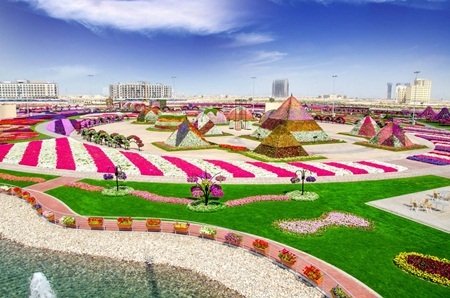 Lạc bước vào vườn hoa đẹp nhất thế giới ở Dubai - 9 Cổng hoa tết hình trái tim